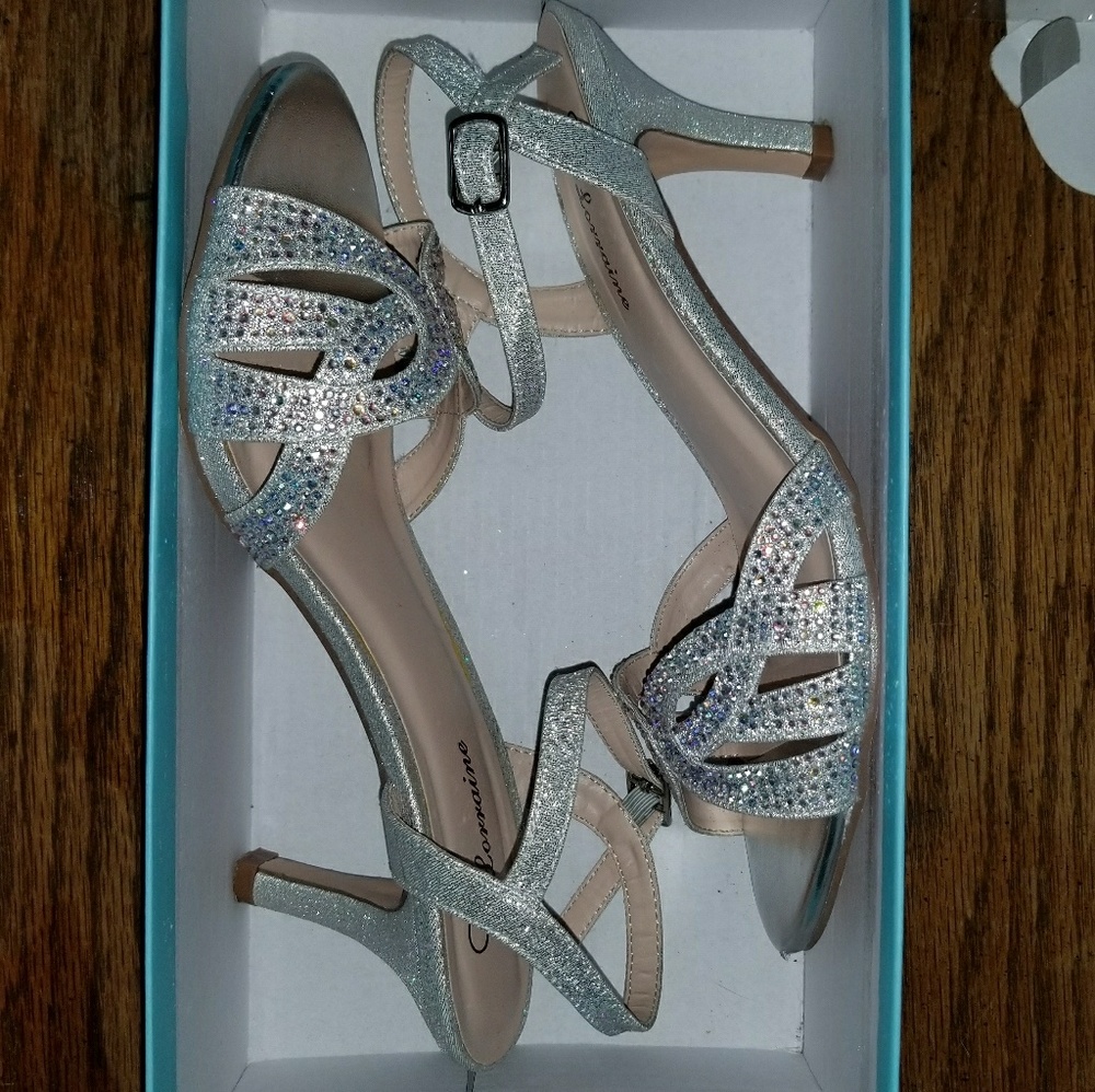 Silver Heels - Picture 3 of 4